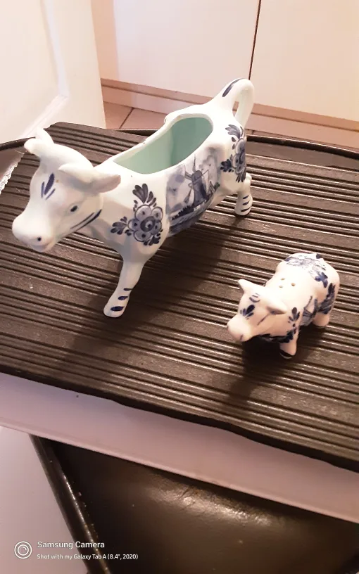 Vintage Delft Blue Cow Creamer and Pig Salt Shaker image indicator(2)