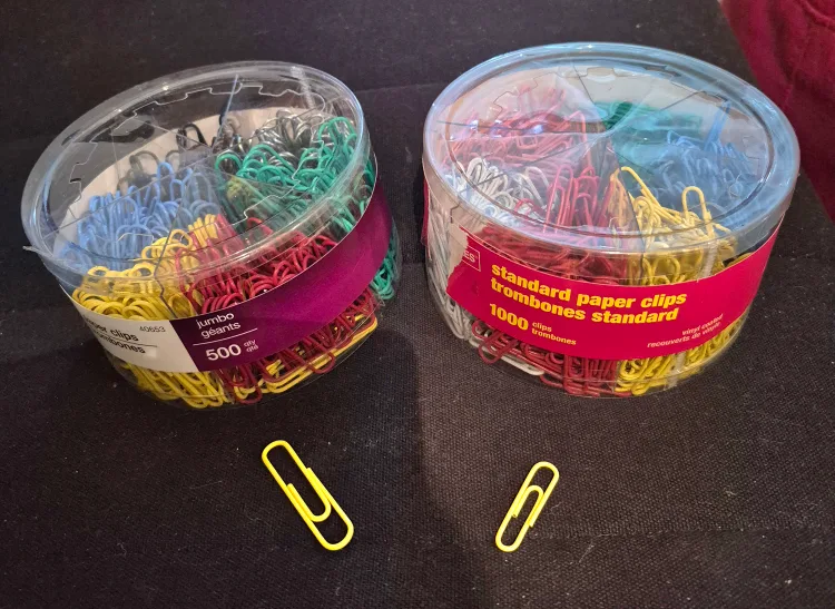 STAPLES Jumbo & Standard paper clips thumbnail