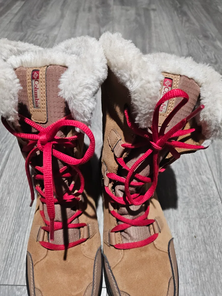 Columbia Women's Winter Boots image indicator(2)