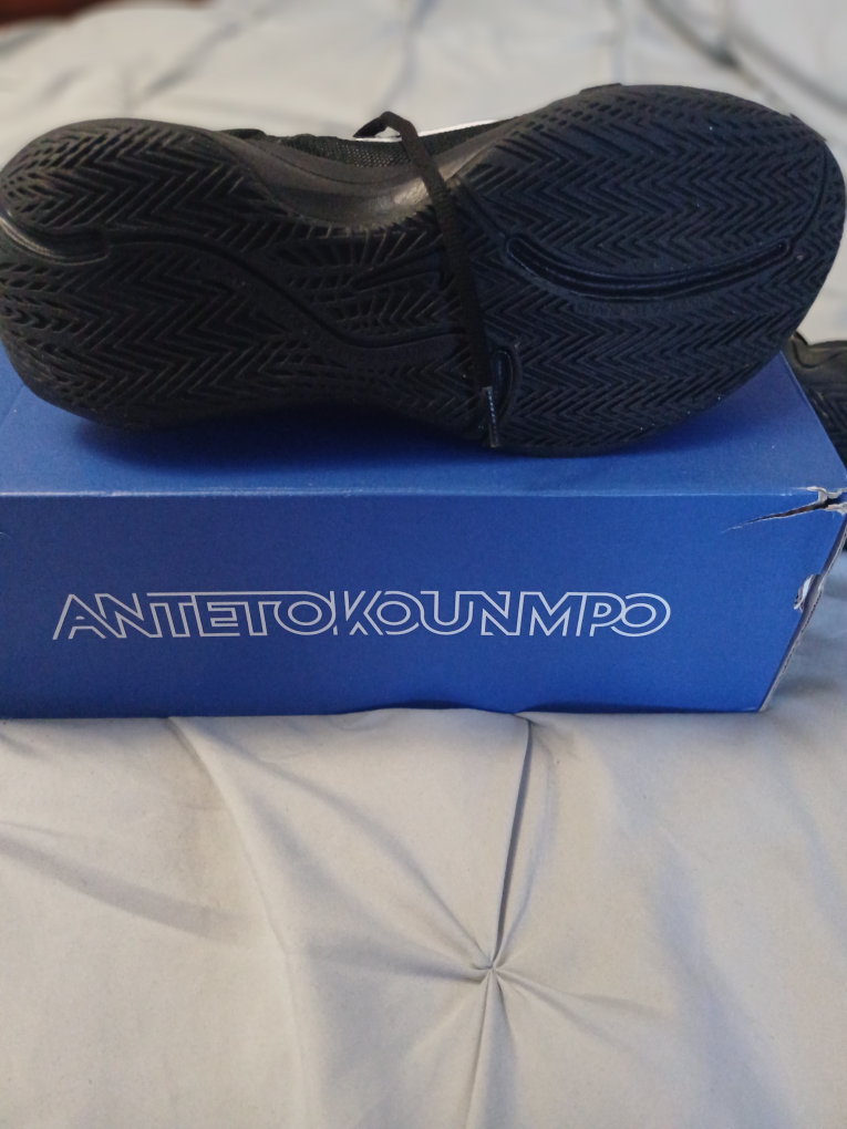 Nike Giannis Immortality Basketball Shoes - Size 9