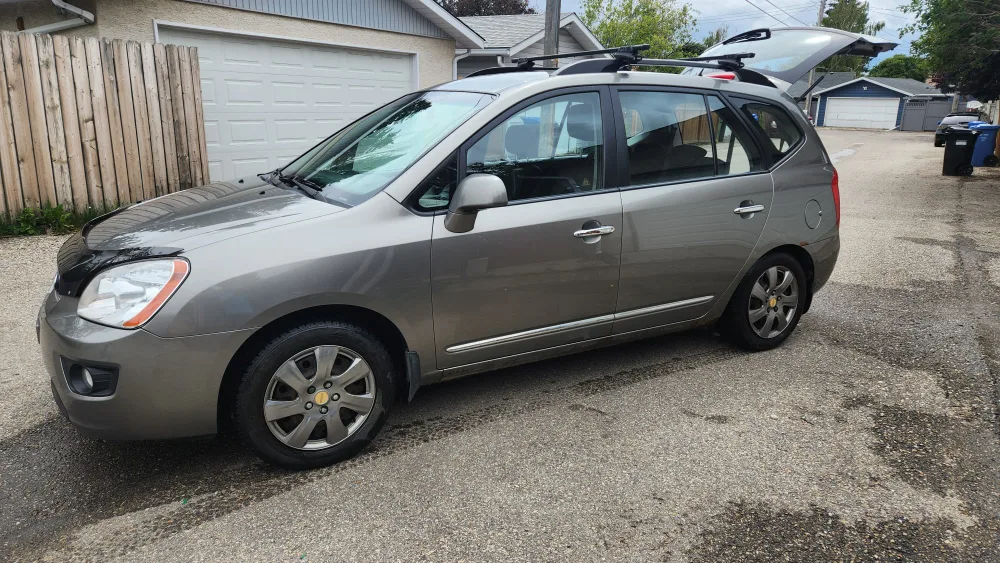 Kia Rondo Wagon - Great Condition! thumbnail
