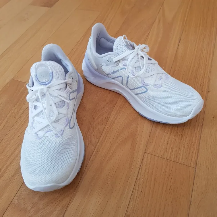 New Balance Women's Running Shoes image indicator(2)