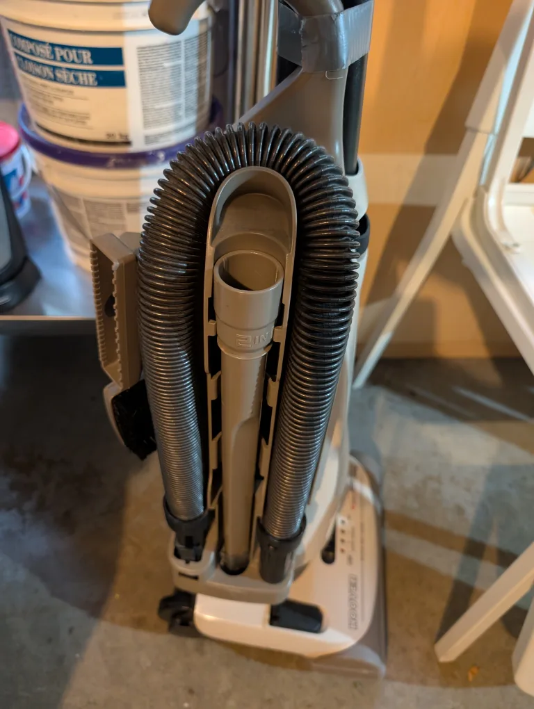 Hoover Vacuum with Removable Tool Rack image indicator(2)
