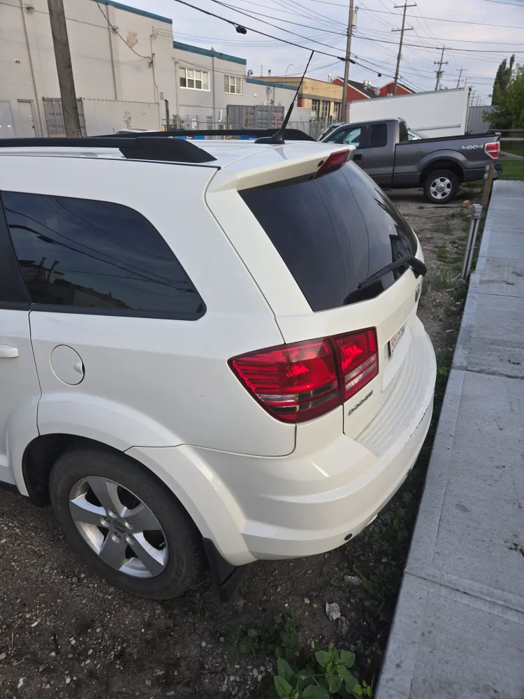 2010 White Dodge Journey SUV image indicator(3)