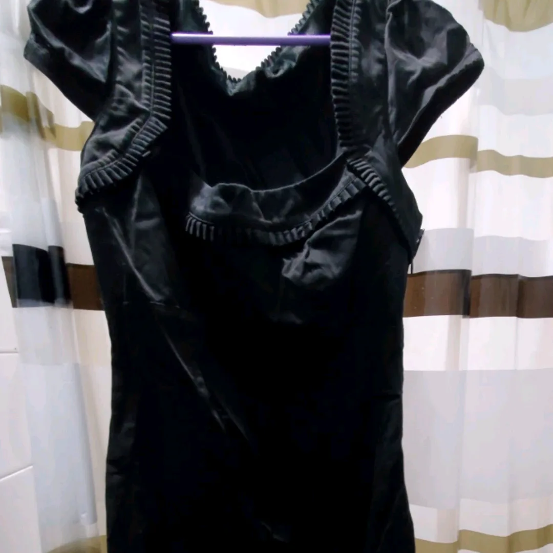 Elegant little black dress thumbnail
