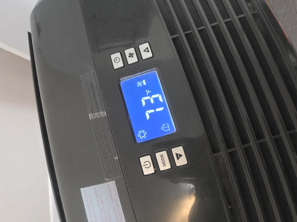 4 in 1 DeLonghi Pinguino 14,000 BTU AC, heater, dehumidifier image indicator(9)