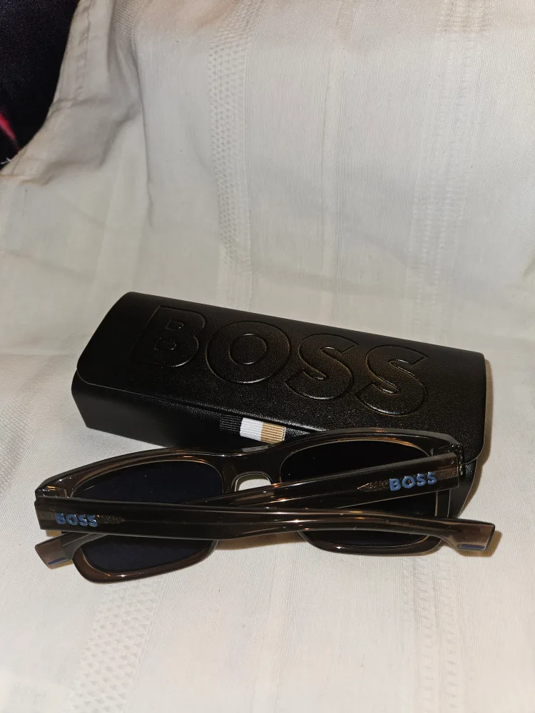 BOSS Sunglasses with Case image indicator(8)