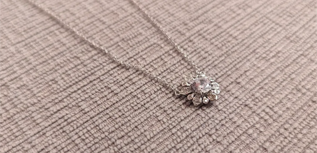 Brand New Silver Tone Flower Pendant Necklace thumbnail