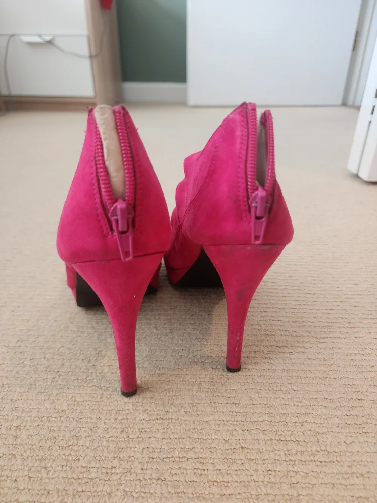 Assorted Women's Shoes image indicator(7)