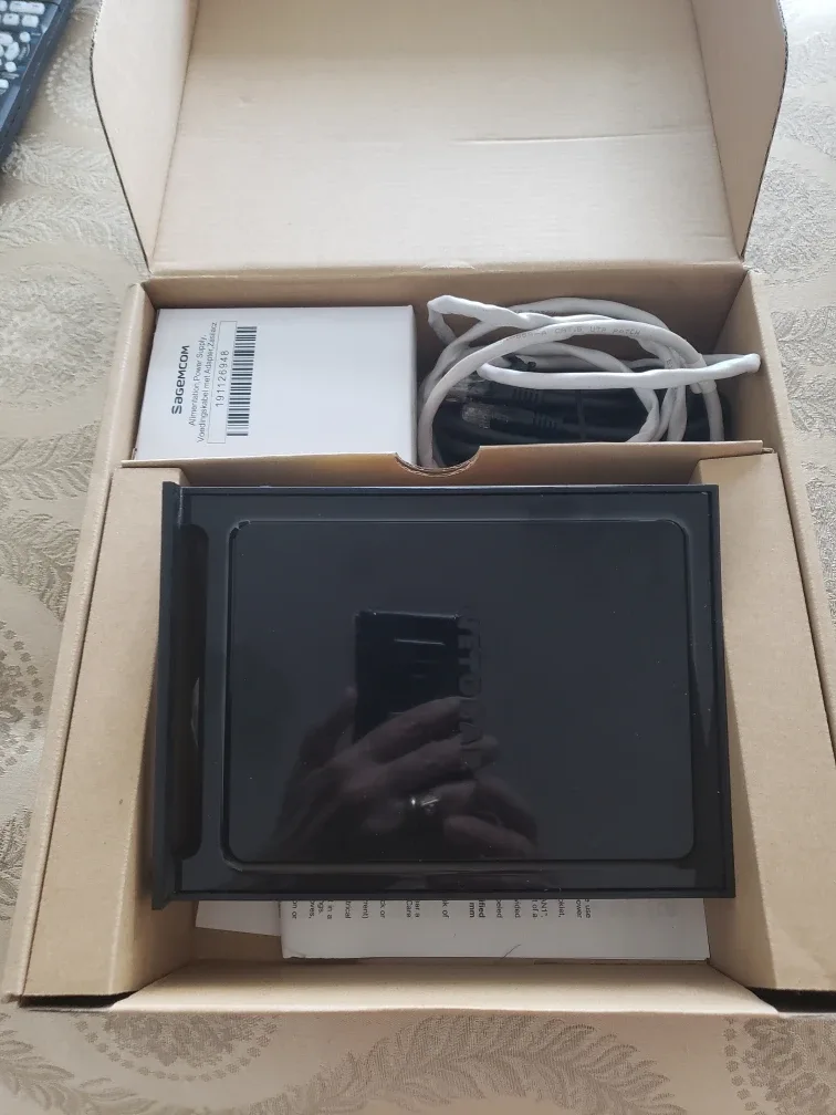 NETGEAR N300 Wireless Router WNR2000v4 - Like New thumbnail