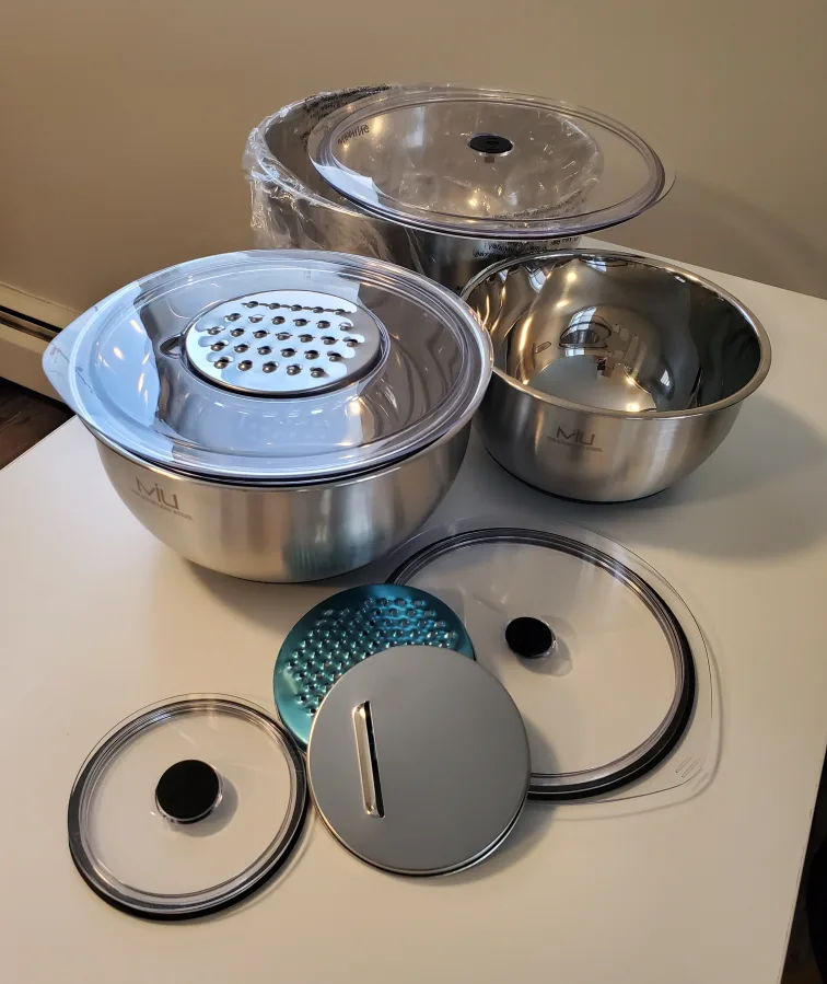 Near new stainless steel mixing bowls with lids