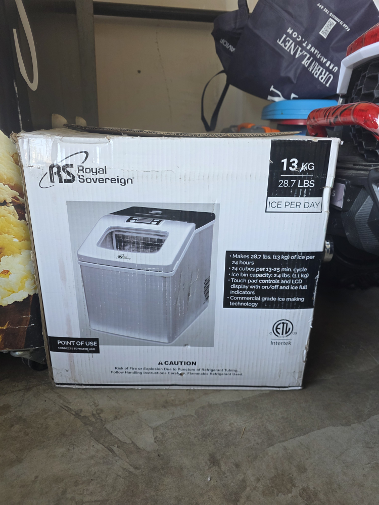 Royal Sovereign Ice Maker - Makes 28.7 lbs/day