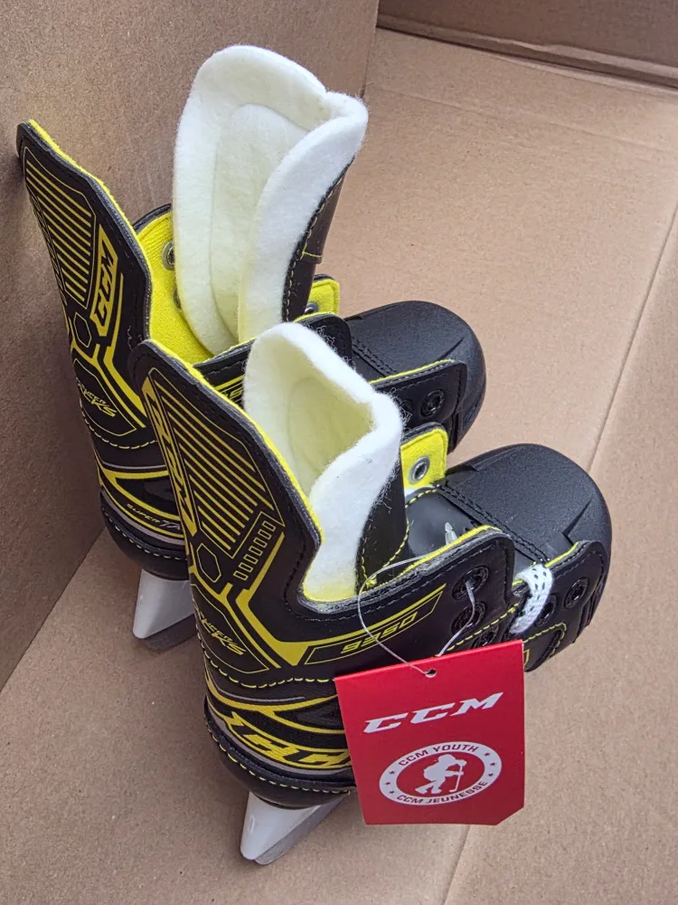 Brand new pair of size 11 CCM Super Tacks 9350 youth ice skates! image indicator(6)