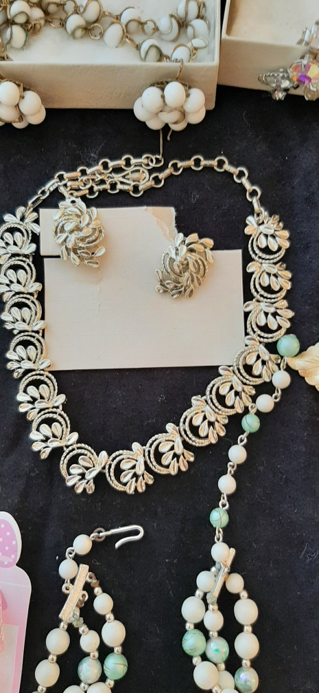Vintage Necklace with matching clip earring sets $30 per set - photo 3
