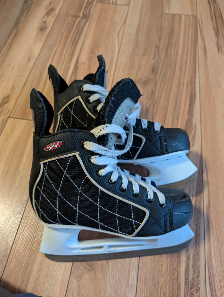 Unisex Ice Hockey Skates (Shoe size 7.5W or 6M, Skate Size J6)
