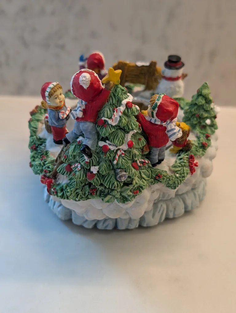Santa's Trim Shoppe Polyresin Skating Pond Wind-up Music Box image indicator(5)