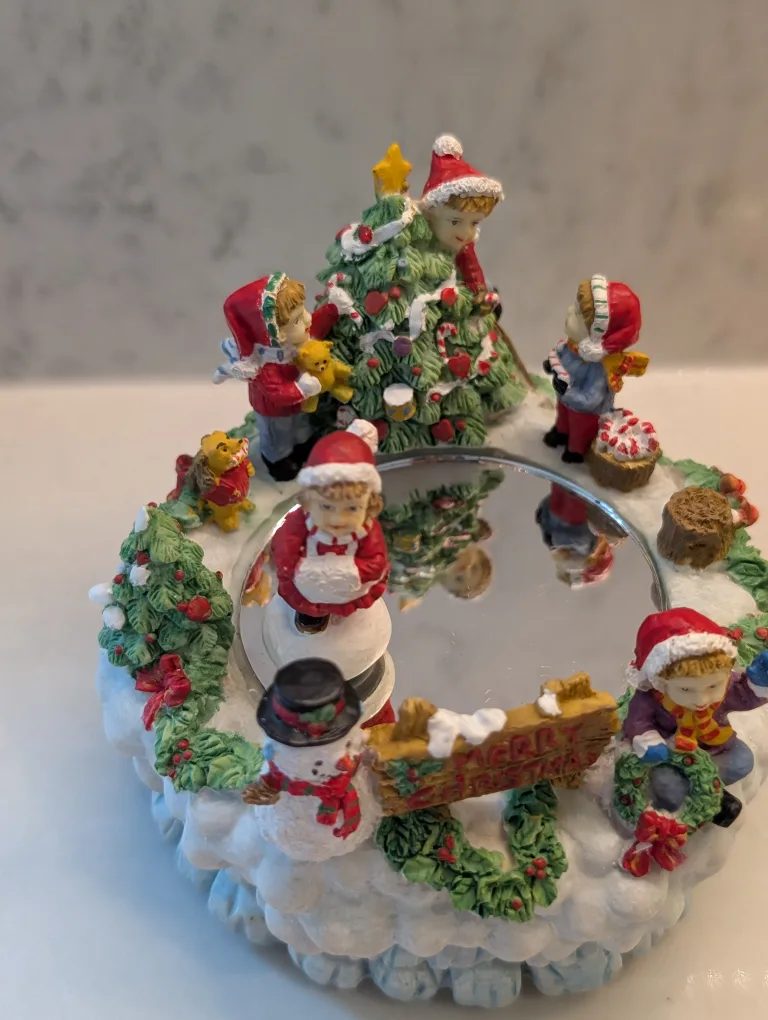 Santa's Trim Shoppe Polyresin Skating Pond Wind-up Music Box image indicator(6)