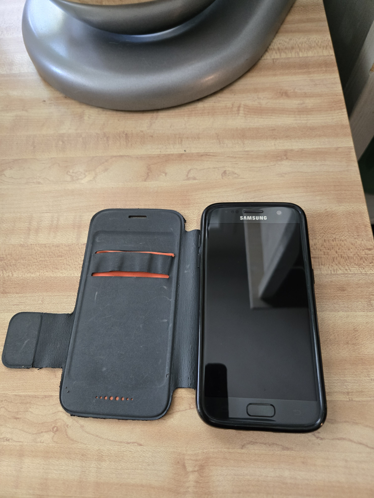 Samsung Galaxy S7 w/ Case & Charger