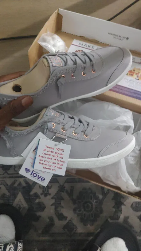 size 8 sneakers thumbnail