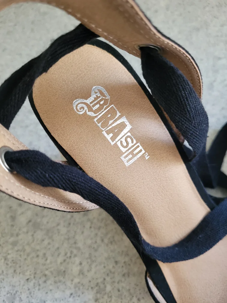 Woman's Wedge Shoe image indicator(3)