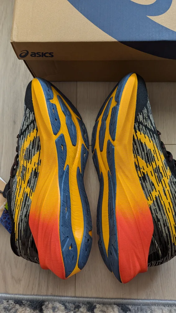 Asics Novablast 3 Running Shoes US 9.5 thumbnail
