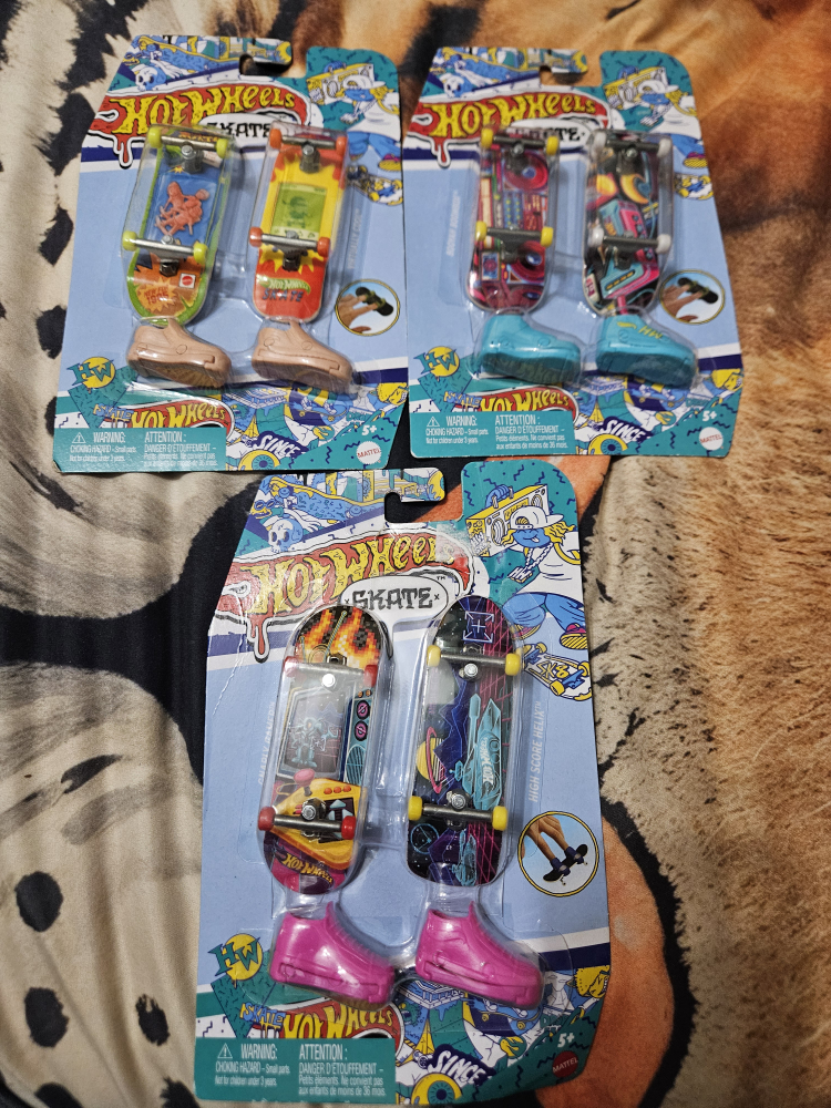 Hot Wheels Skate Fingerboard & Shoe Bundle