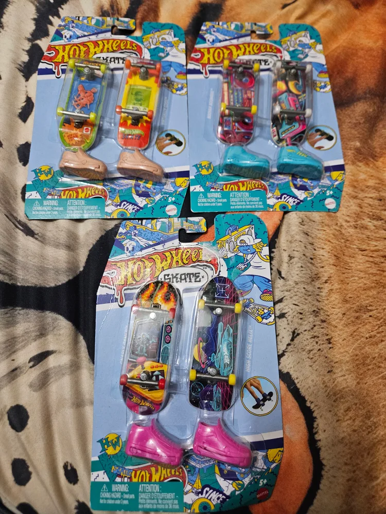 Hot Wheels Skate Fingerboard & Shoe Bundle thumbnail
