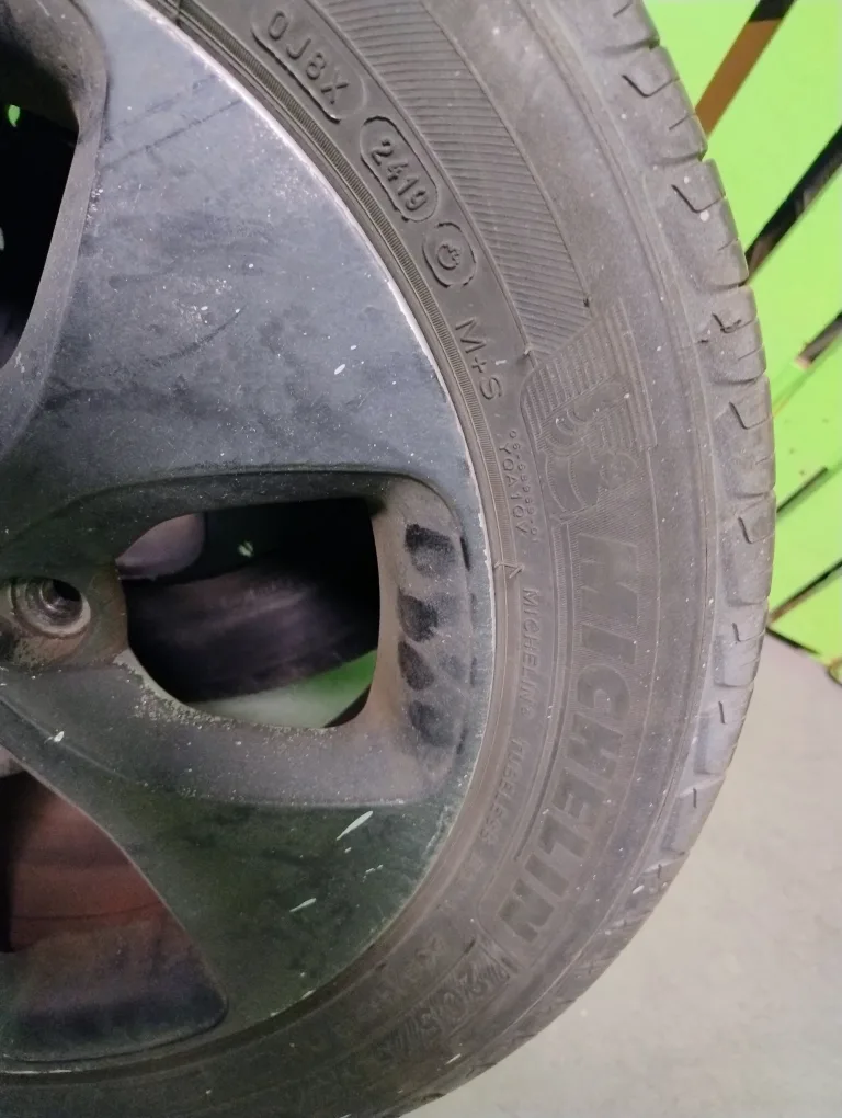 set of all season tires 205/ 55 R16 image indicator(3)