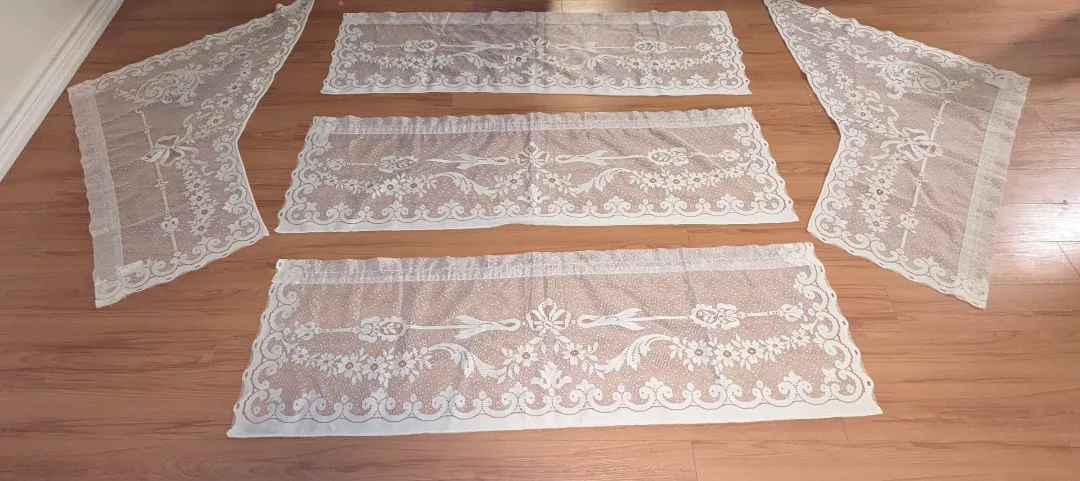 Vintage Lace Table Linens (5 Pieces) thumbnail