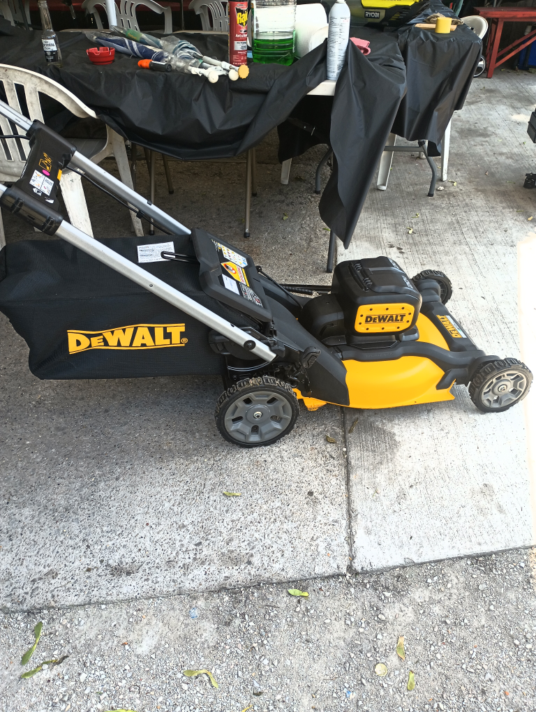 DeWalt 21.5 in. 20V Max Battery Powered Lawn Mower