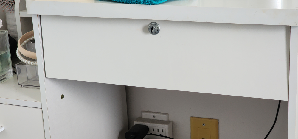 White Vanity Table with Drawers & Light - photo 3