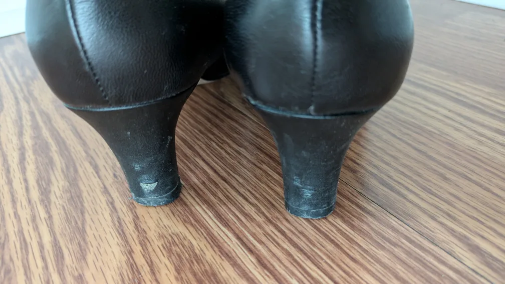 LAST CHANCE: Clarks - Size 7.5 Heels image indicator(4)