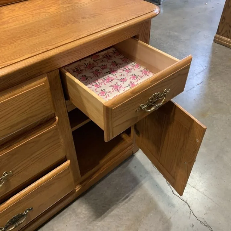 Wooden Dresser with Mirror image indicator(4)
