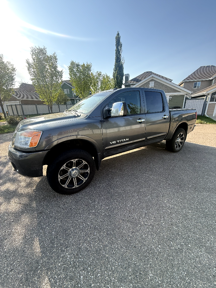 2011 Nissan Titan SL - photo 2