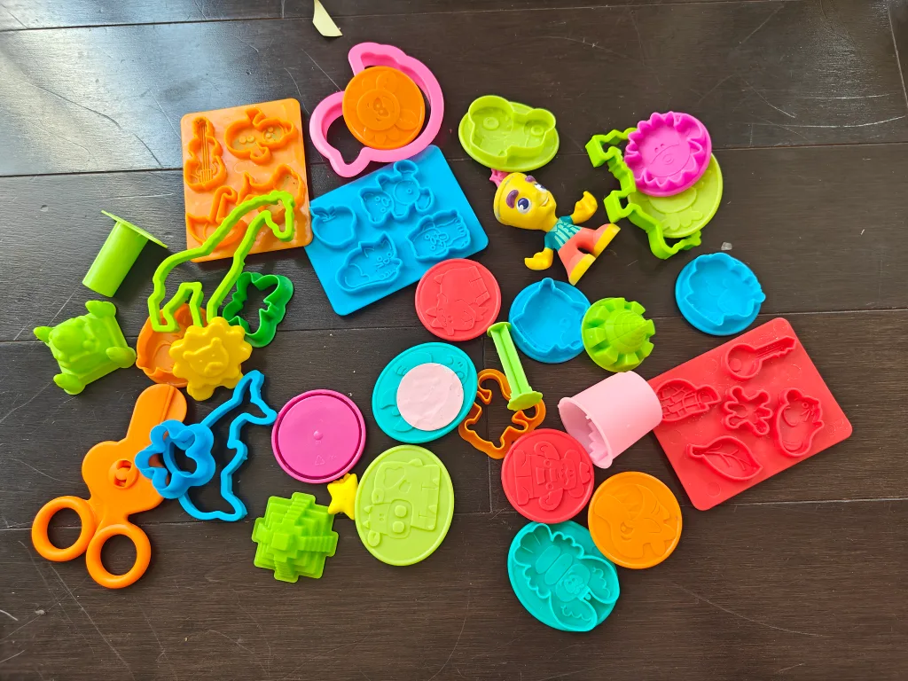 playdoh assorted moulds and shapes thumbnail