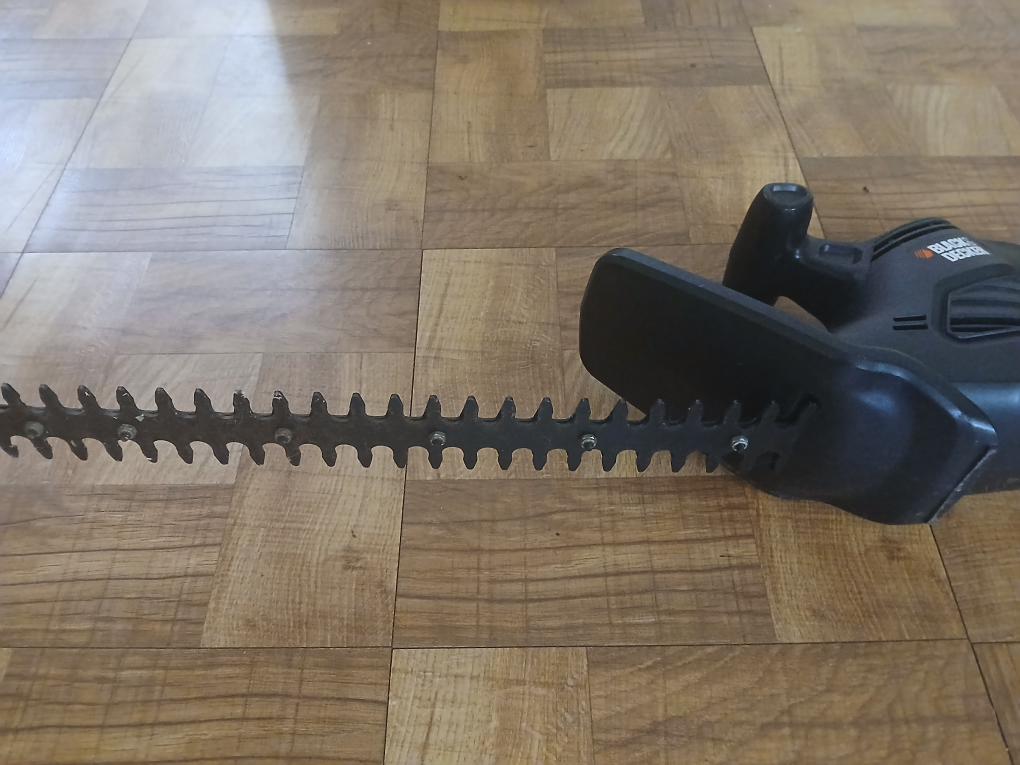 Black & Decker 17-in Electric Hedge Trimmer - photo 3