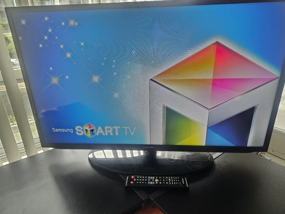 Samsung 40" Smart TV - Model UN40H5203AF image indicator(3)