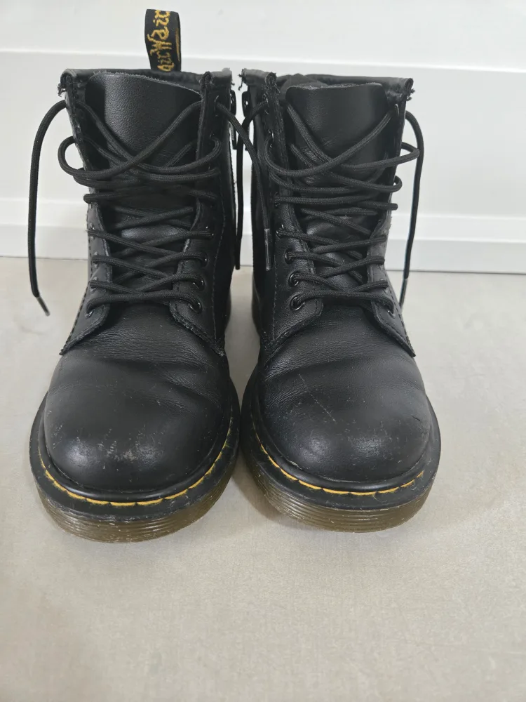 Kids Dr. Martens Black Leather Boots image indicator(6)