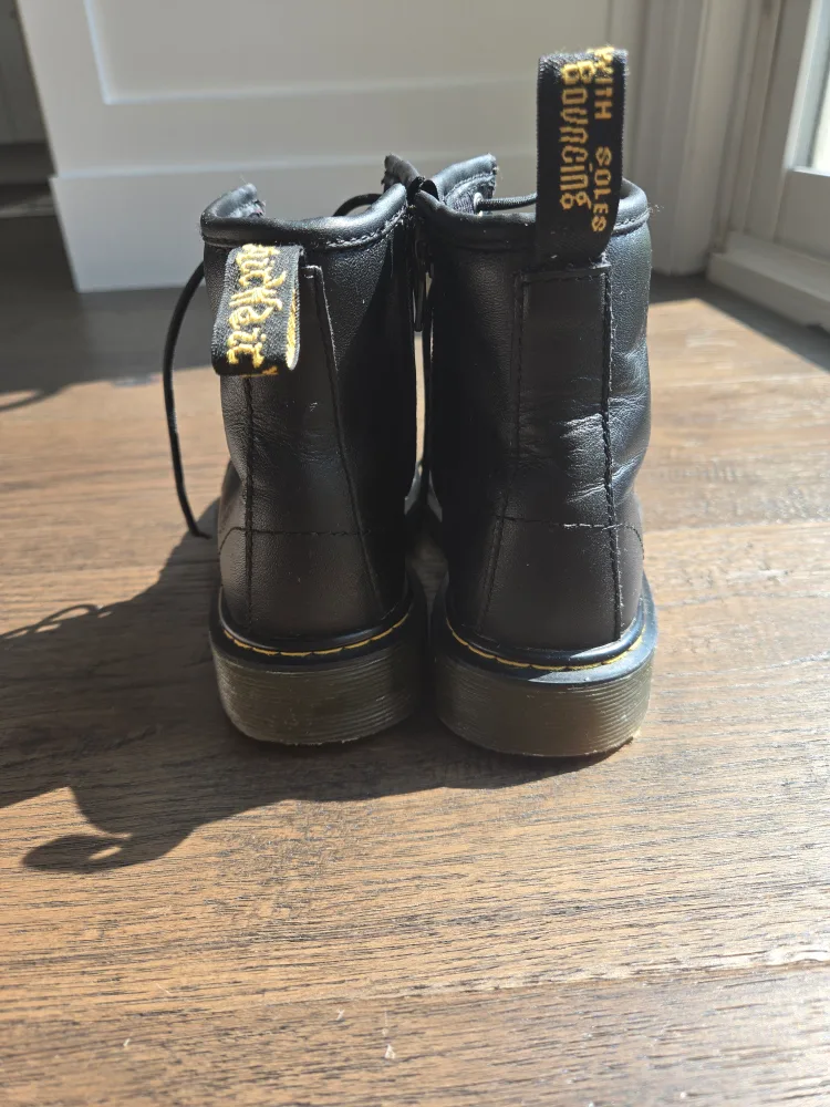 Kids Dr. Martens Black Leather Boots image indicator(8)
