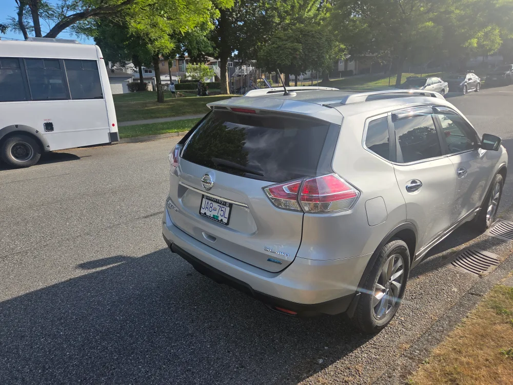 Nissan Rogue SUV - Silver image indicator(2)