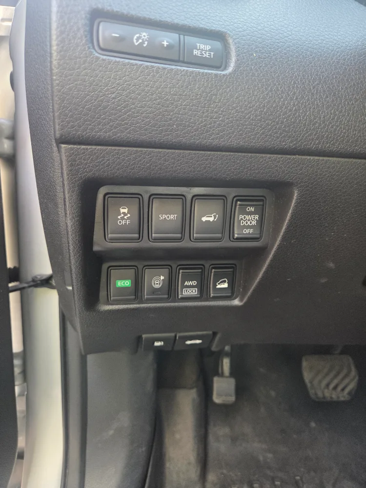 Nissan Rogue SUV - Silver image indicator(9)