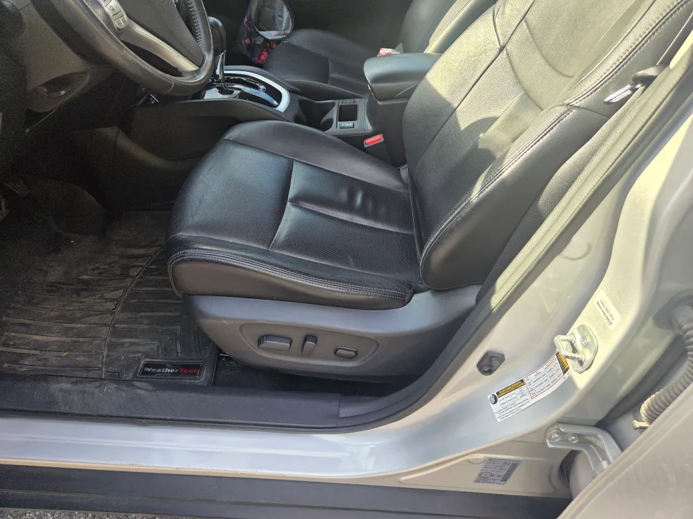 Nissan Rogue SUV - Silver image indicator(10)