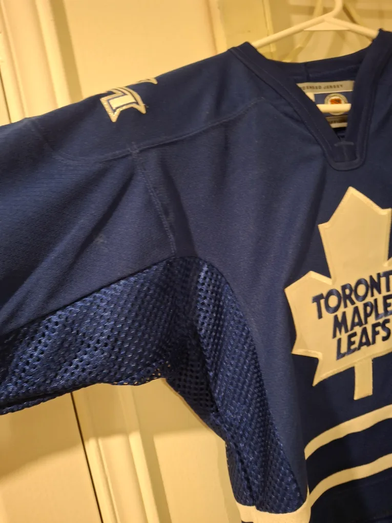 Toronto Maple Leaf youth jersey image indicator(2)