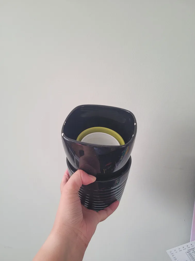 4 ceramic plant pots, various sizes image indicator(2)