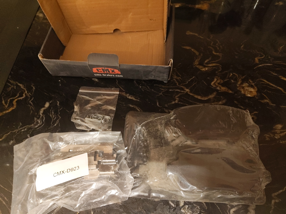 New CMX-D923 front brake pads for Toyota and Pontiac - photo 3