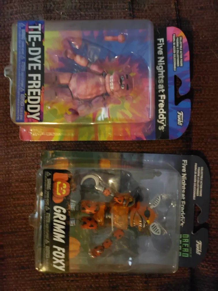Five Nights at Freddy's Funko Figures & Tie-Dye Shirt image indicator(3)