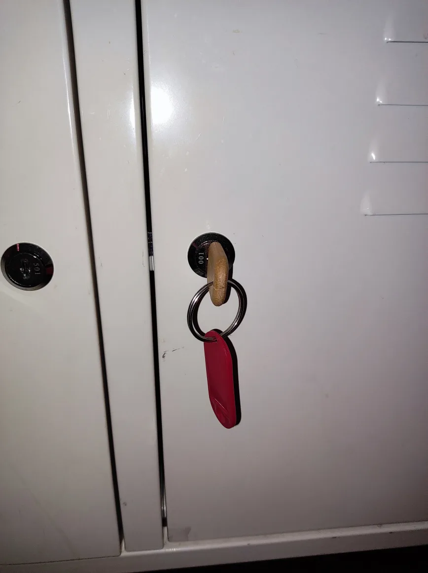 White Metal Locker-Style Cabinet image indicator(5)