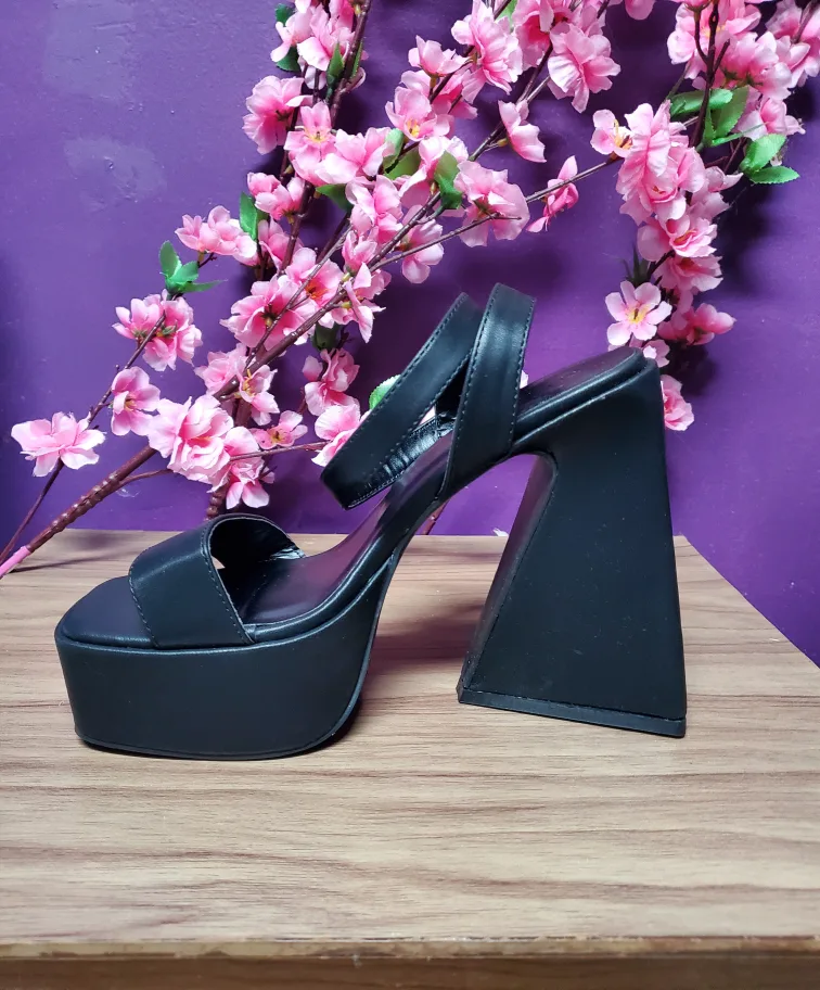 Black chunky platform heel sandals - size 7 image indicator(7)