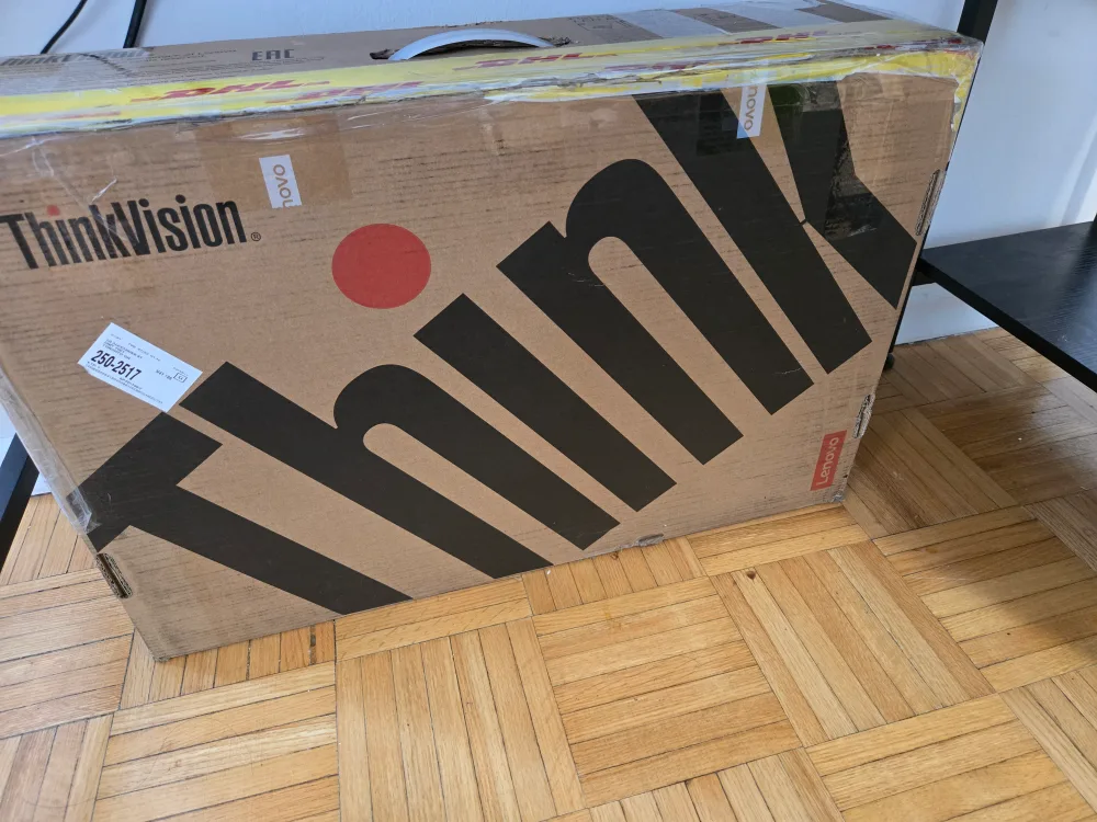 2 Lenovo Monitors thumbnail