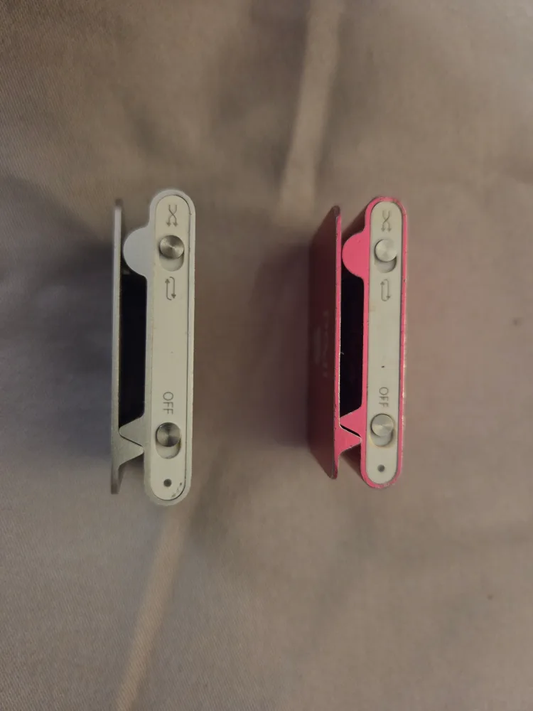 iPod Shuffle - Pink & Silver + USB to 3mm Charger image indicator(2)